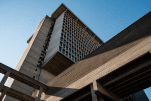 O Renascimento do Brutalismo: Conheça as Construções Icônicas que Estão Revolucionando a Arquitetura O Renascimento do Brutalismo: Conheça as Construções Icônicas que Estão Revolucionando a Arquitetura