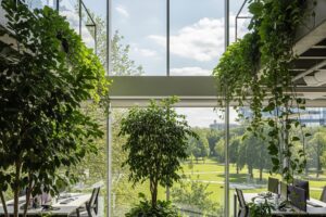 Biofilia: A integração da natureza nos projetos arquitetônicos Interior de um ambiente com elementos biofílicos como plantas e luz natural, promovendo a conexão com a natureza na arquitetura. Foto gerada por IA