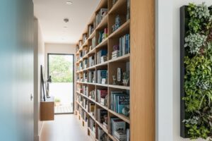 Verticalidade na decoração: otimize espaços pequenos com estilo e função Verticalidade na decoração: otimize espaços pequenos com estilo e função