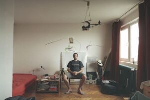 Série de fotos '10/1': a arte de viver em apartamentos idênticos Série de fotos '10/1': a arte de viver em apartamentos idênticos
