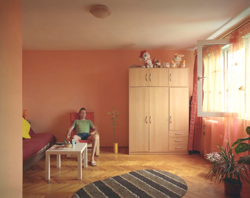 Série de fotos '10/1': a arte de viver em apartamentos idênticos Série de fotos '10/1': a arte de viver em apartamentos idênticos