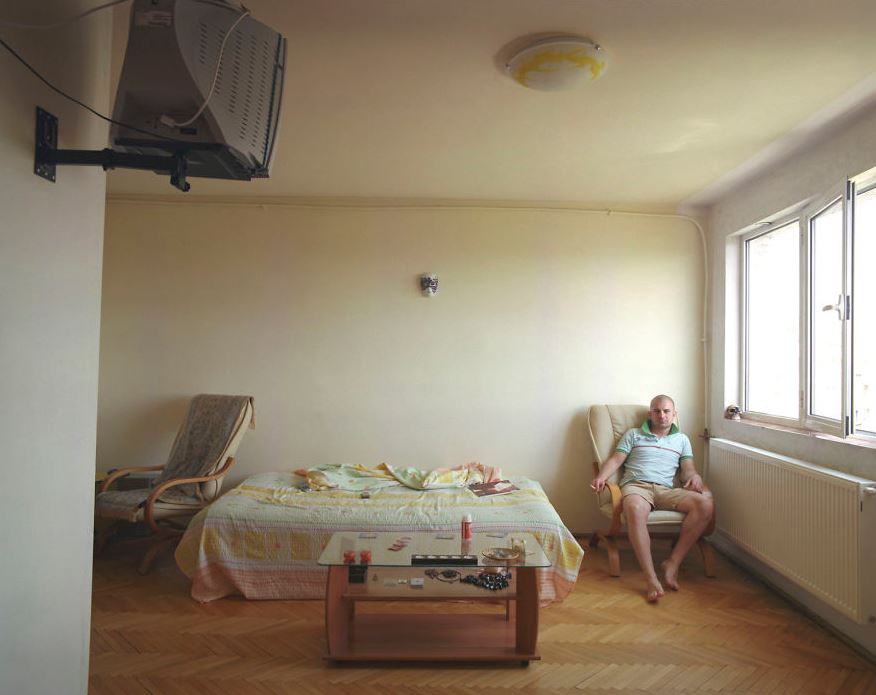 Série de fotos '10/1': a arte de viver em apartamentos idênticos Série de fotos '10/1': a arte de viver em apartamentos idênticos