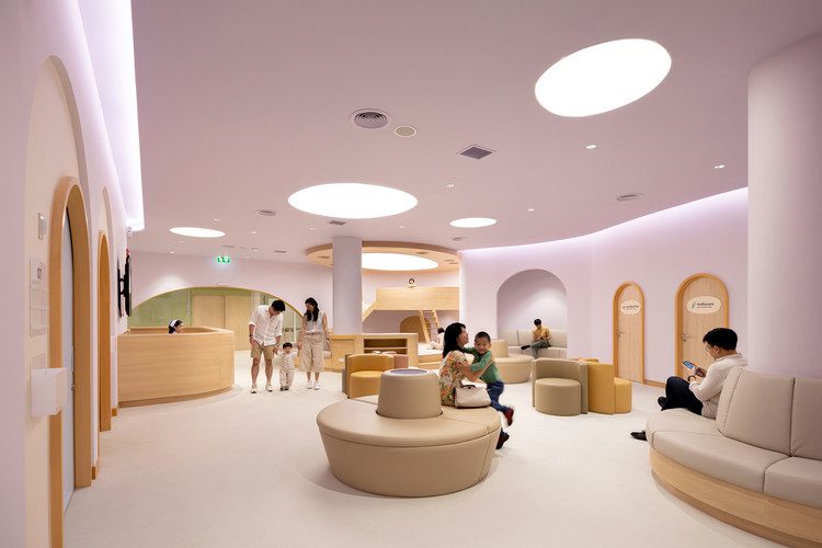 Arquitetura Hospitalar: como fachadas inovadoras trazem privacidade e humanização Fotografia: Ketsiree Wongwan