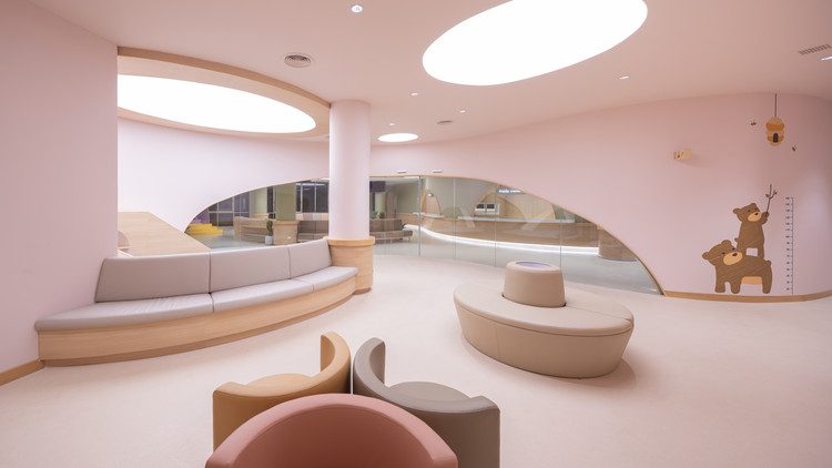 Arquitetura Hospitalar: como fachadas inovadoras trazem privacidade e humanização Fotografia: Ketsiree Wongwan