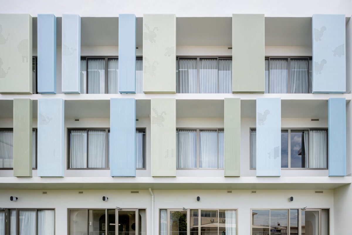Arquitetura Hospitalar: como fachadas inovadoras trazem privacidade e humanização Fotografia: Ketsiree Wongwan