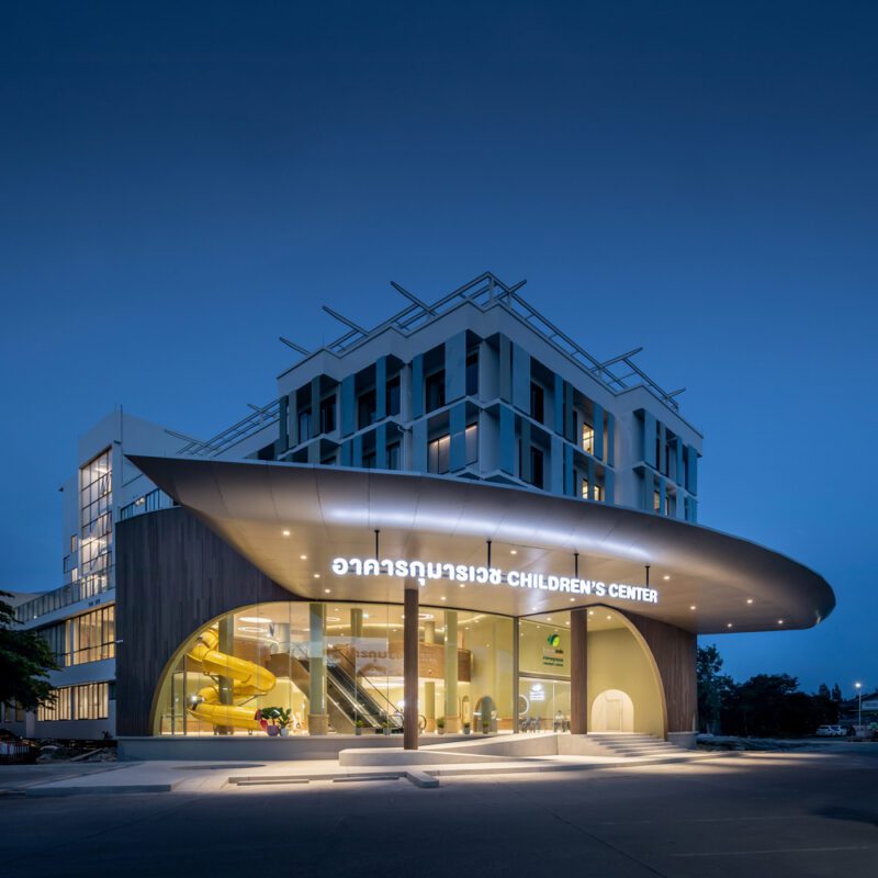 Arquitetura Hospitalar: como fachadas inovadoras trazem privacidade e humanização Fotografia: Ketsiree Wongwan