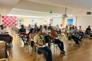 Curso gratuito de porcelanato na Ferreira Costa: aprenda com especialistas Profissionais participam de curso na Ferreira Costa. Foto: Reprodução