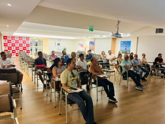 Curso gratuito de porcelanato na Ferreira Costa: aprenda com especialistas Profissionais participam de curso na Ferreira Costa. Foto: Reprodução