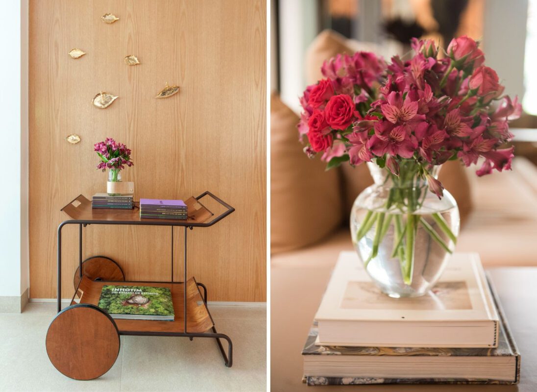 Nas áreas sociais, as flores colorem mesas de centro, laterais, estantes, aparadores e carrinhos de chá | Projeto: Paiva e Passarini Arquitetura | Fotos: Xavier Neto