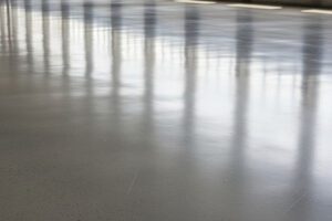 Piso de concreto vs. cimento polido: entenda as diferenças
