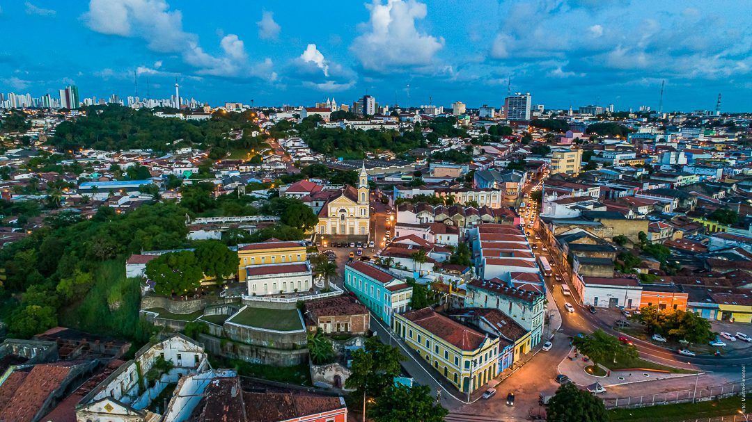 Arquitetura Nordestina: do Barroco Colonial à inovação sustentável contemporânea O entardecer revela o charme e a beleza arquitetônica secular do Centro Histórico de João Pessoa. (Foto: Marco Pimentel)