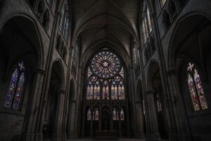 Halloween na Arquitetura: Elementos Sombrios e Clichês de Terror