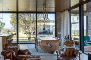 Rancho na Montanha: Bruno Gagliasso e Gio Ewbank unem rusticidade e sustentabilidade