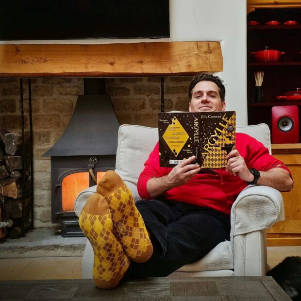 Rústico Moderno: como Henry Cavill combina madeira, tijolinhos e tecnologia em sua casa aconchegante