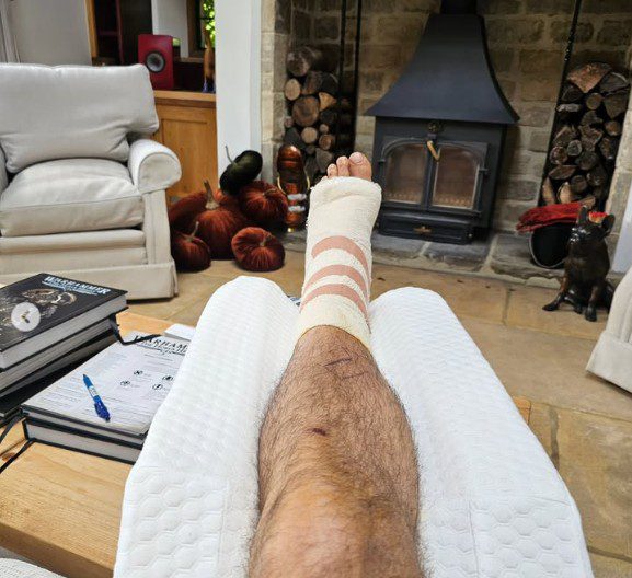 Rústico Moderno: como Henry Cavill combina madeira, tijolinhos e tecnologia em sua casa aconchegante