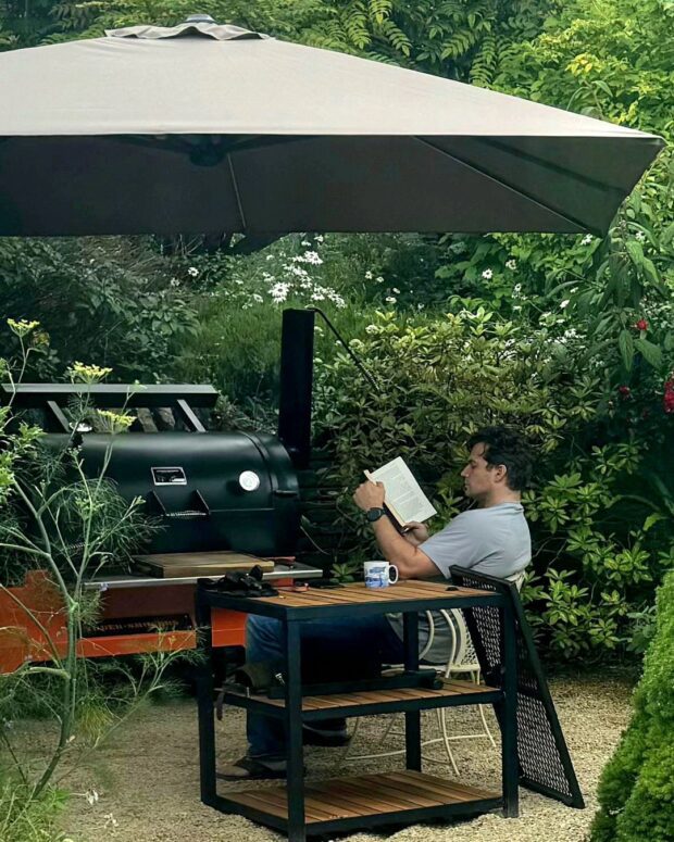 Rústico Moderno: como Henry Cavill combina madeira, tijolinhos e tecnologia em sua casa aconchegante